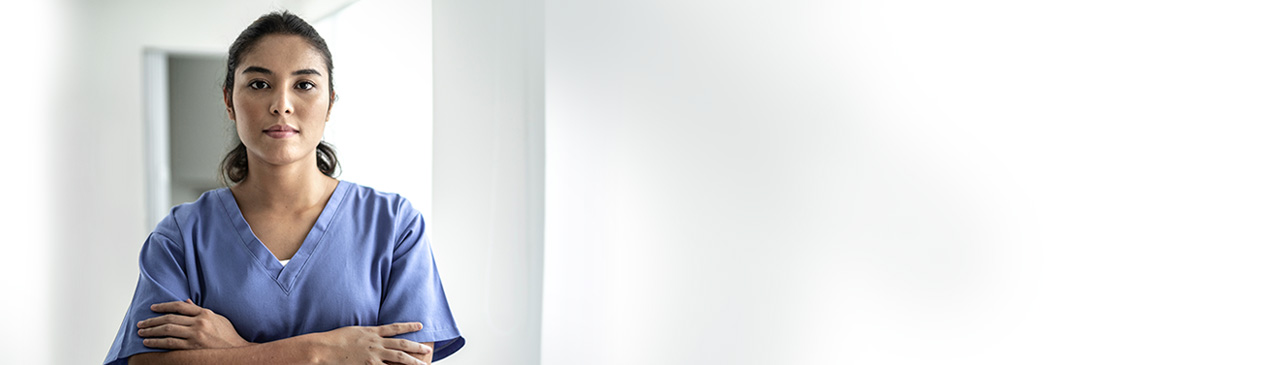 Imagen de una joven enfermera mirando decidida a la cámara. Imagen de una joven enfermera mirando decidida a la cámara.